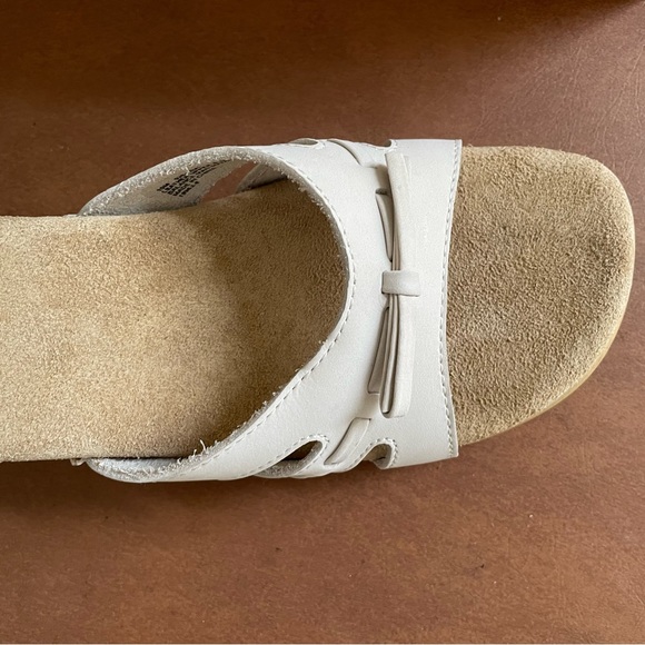 Strictly Comfort Donna heels open toe sandals shoes size 10 in creamy white NWT - Picture 3 of 9